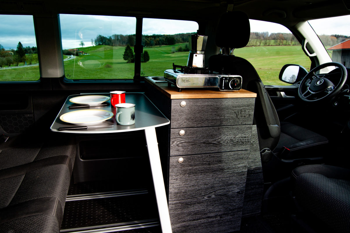 Küche in VW Bus mit Tisch Küchenmodul Camper